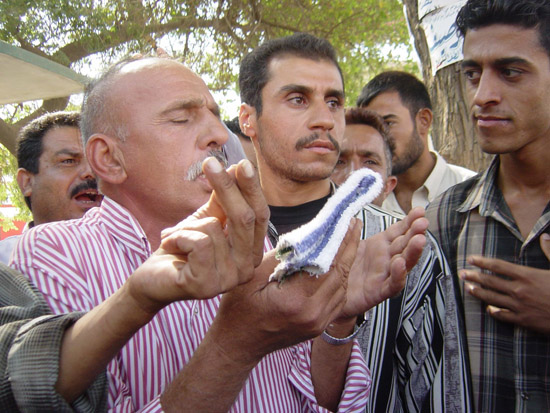 Citizens Atguing at al-Sadoun Street